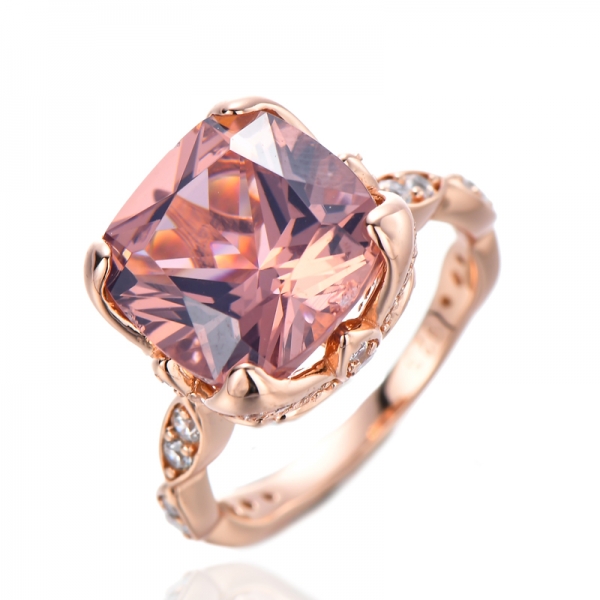 خاتم ممهد مقلد من Morganite والأبيض مكعب باللون الوردي على وسادة من الفضة الإسترليني
 